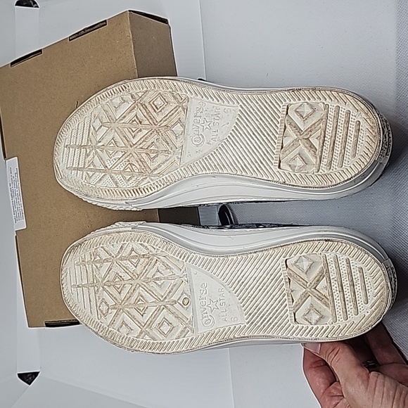 Converse Shoes in Men's Size 6 Women's Size 8 - Picture 5 of 6